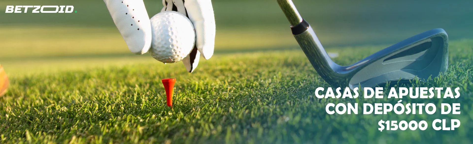 Un golfista coloca la pelota para ejecutar un tiro.