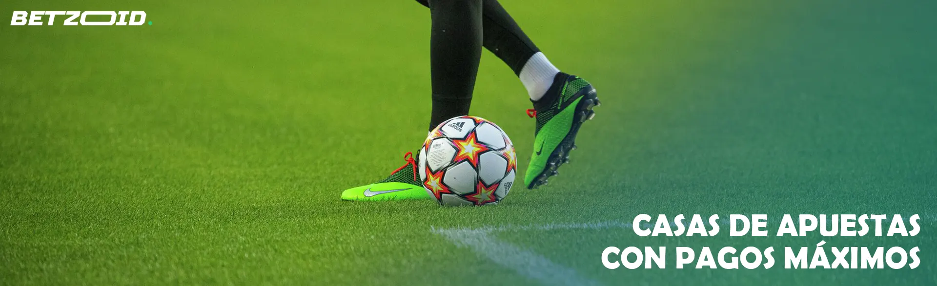 Jugador de fútbol con un balón en el césped.