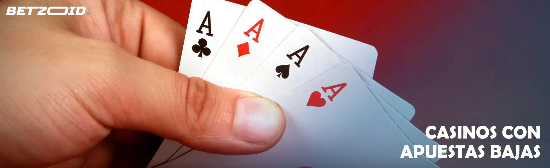 Jugador sosteniendo cartas sobre un fondo rojo.