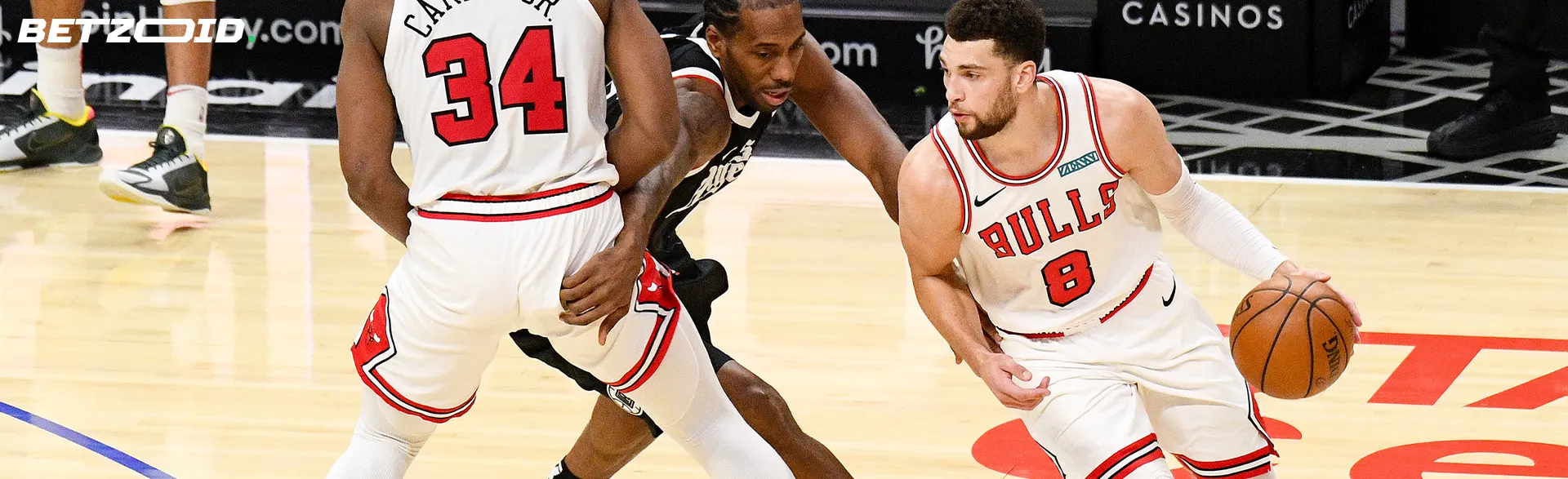 Los jugadores de baloncesto luchan por el balón durante un partido.