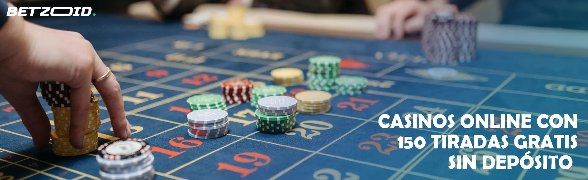 Un jugador coloca fichas en la mesa del casino.