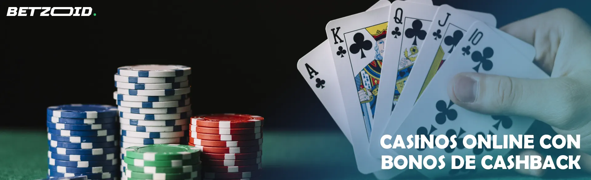 El jugador sostiene cartas junto a las fichas del casino.