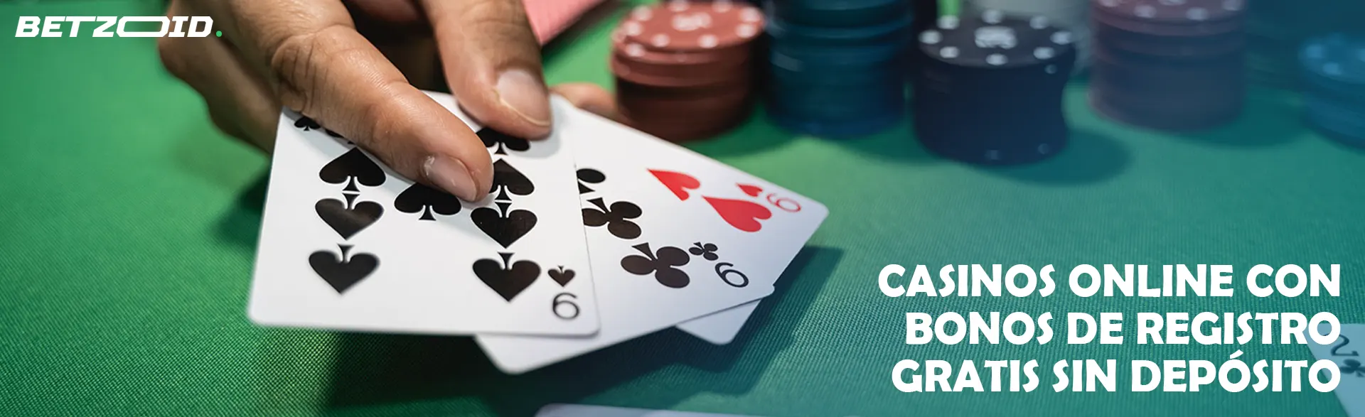 El jugador sostiene cartas junto a las fichas del casino.