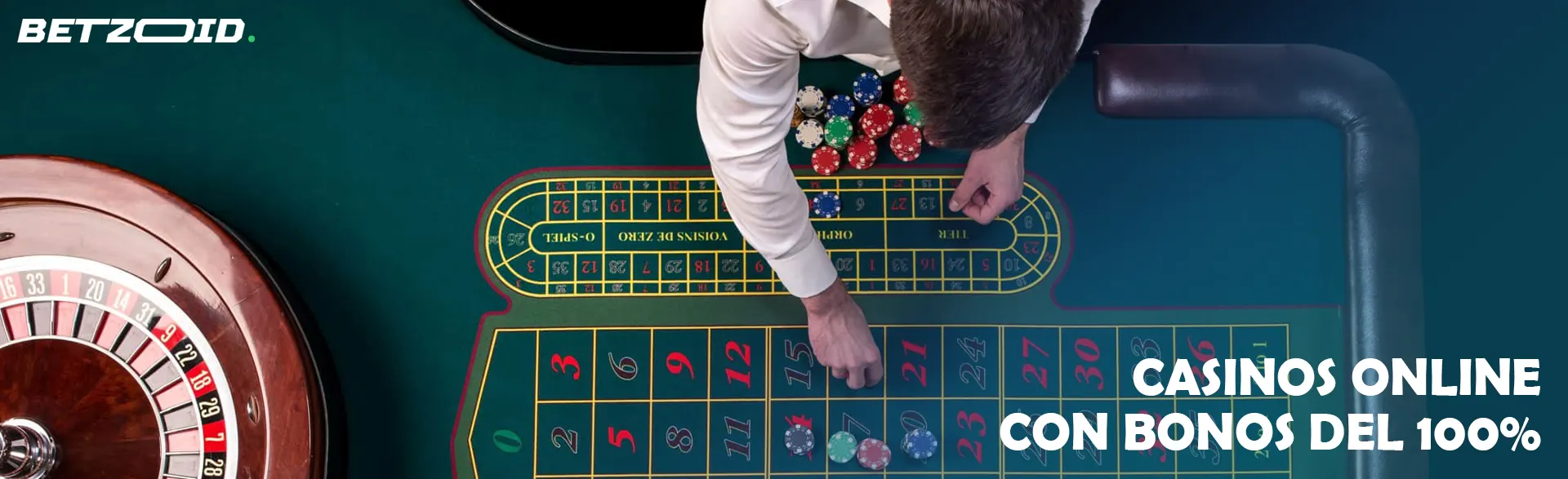 El crupier coloca las fichas en la mesa de la ruleta.