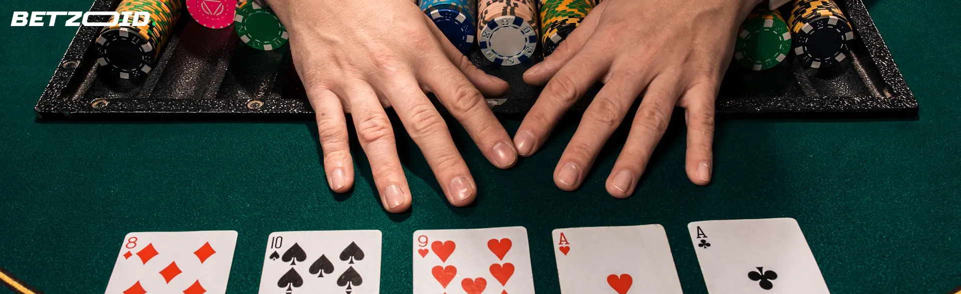 El jugador coloca sus manos al lado de las cartas.