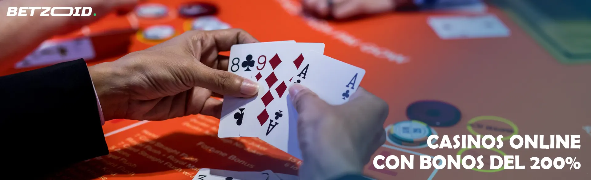 Un jugador sostiene cartas cerca de una mesa de casino.