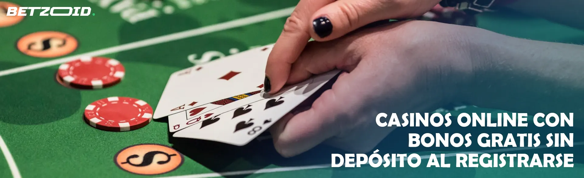Un jugador sostiene cartas en una mesa de casino.