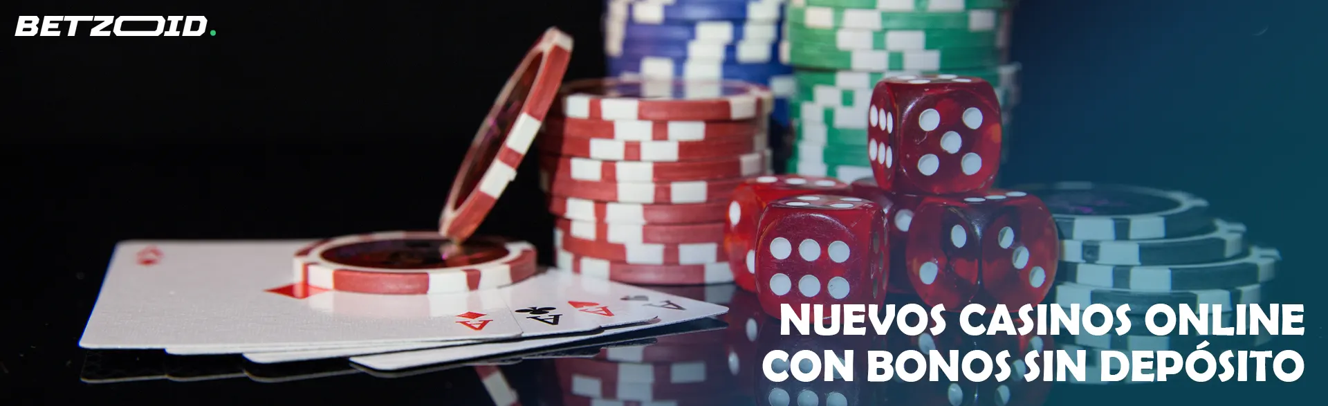 Cartas, fichas de casino y dados sobre un fondo oscuro.