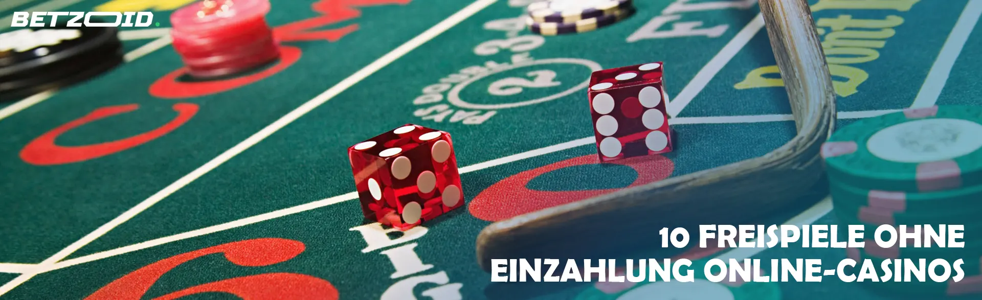 Würfel und Chips liegen auf dem Casinotisch.