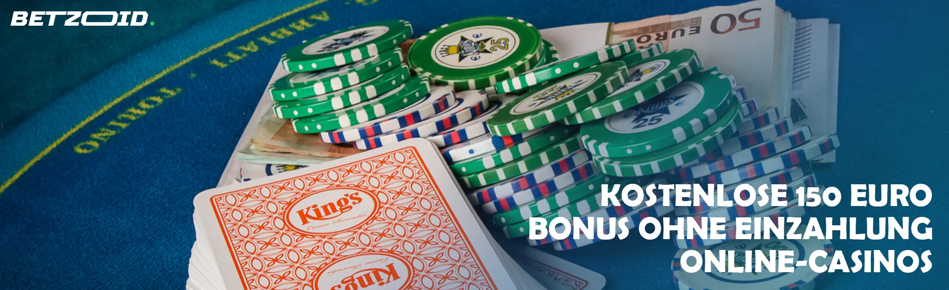 Karten, Chips und Geld auf einem Casinotisch.