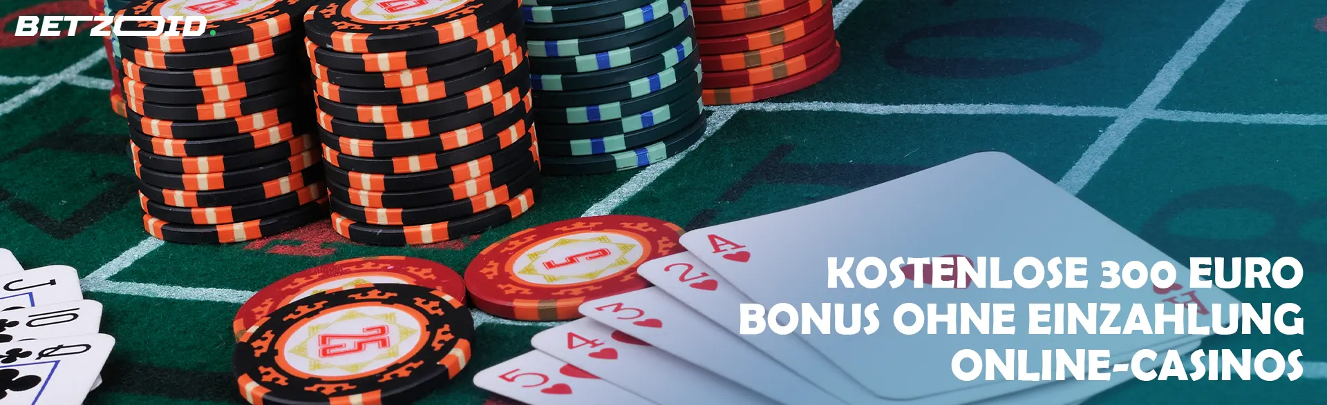 Karten und Chips auf einem Casinotisch.