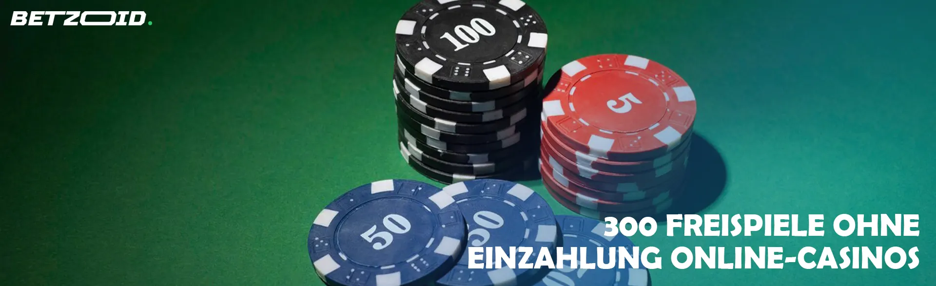Casino-Chips verschiedener Stückelungen auf grünem Hintergrund.