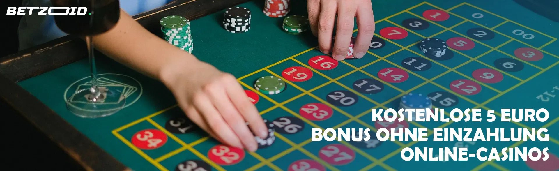 Spieler platzieren ihre Einsätze mit Chips auf einem Casinotisch.