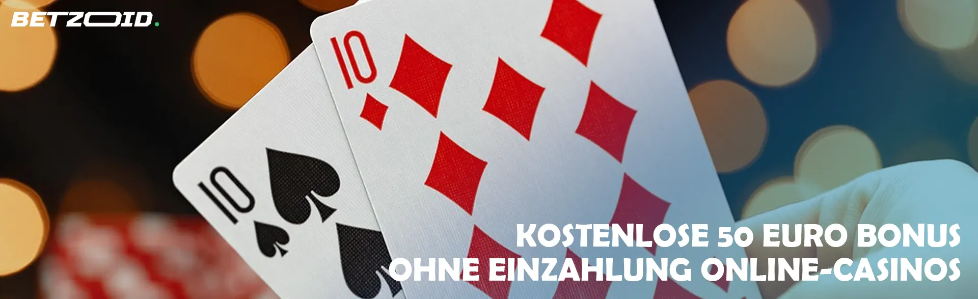 Karten vor dem Hintergrund der Casinolichter.