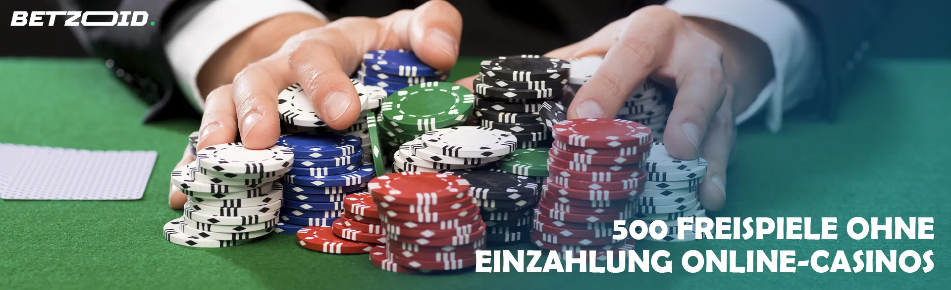 Ein Spieler hält einen Stapel Chips auf einem Casinotisch.