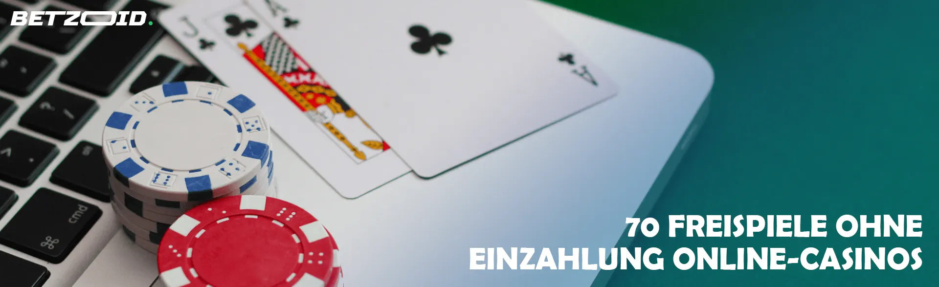 Casinokarten und Chips liegen auf einem Laptop.