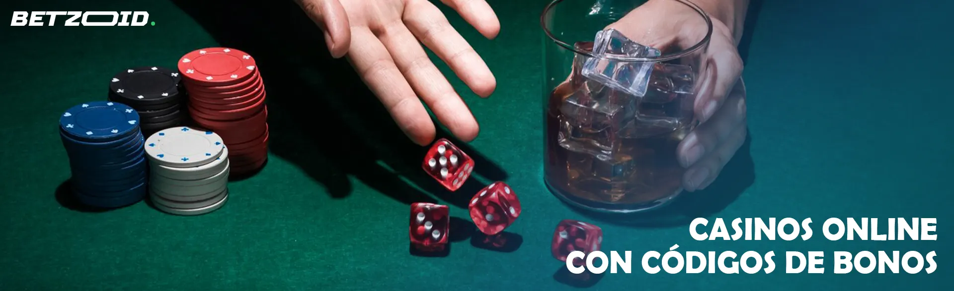 El jugador tira los dados junto a las fichas de casino y la bebida en el vaso. 