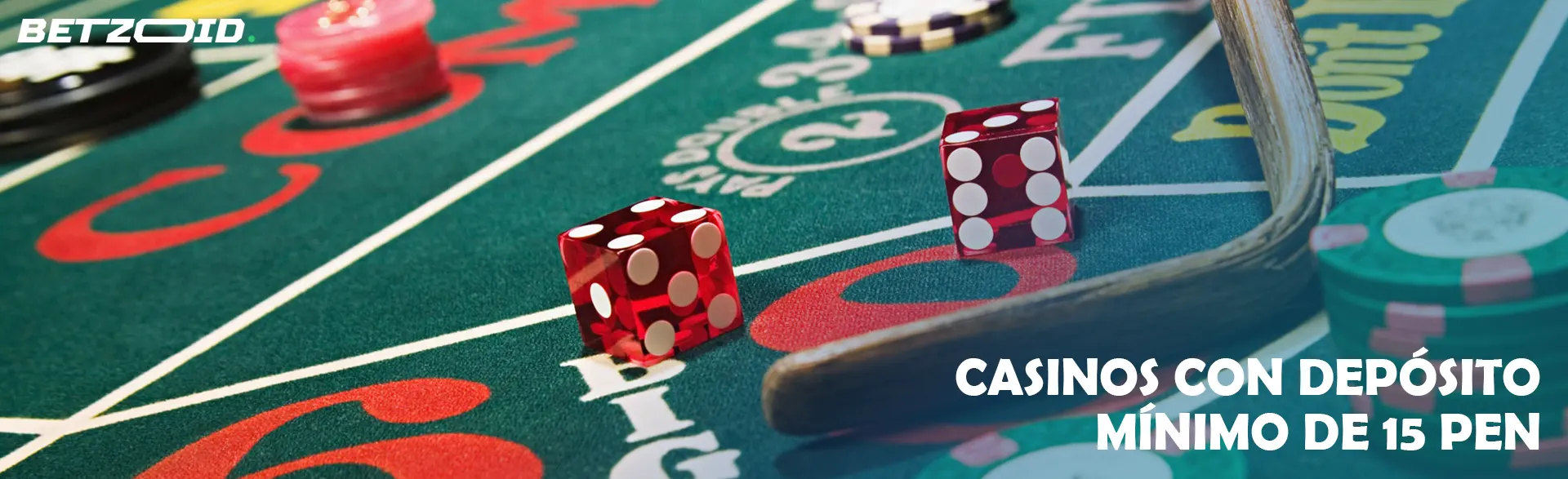 Dados y fichas en una mesa de casino.