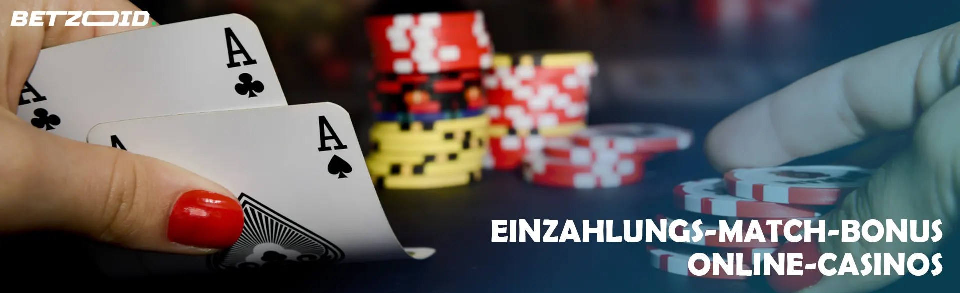 Ein Spieler hält Karten auf einem Hintergrund aus Casino-Chips.