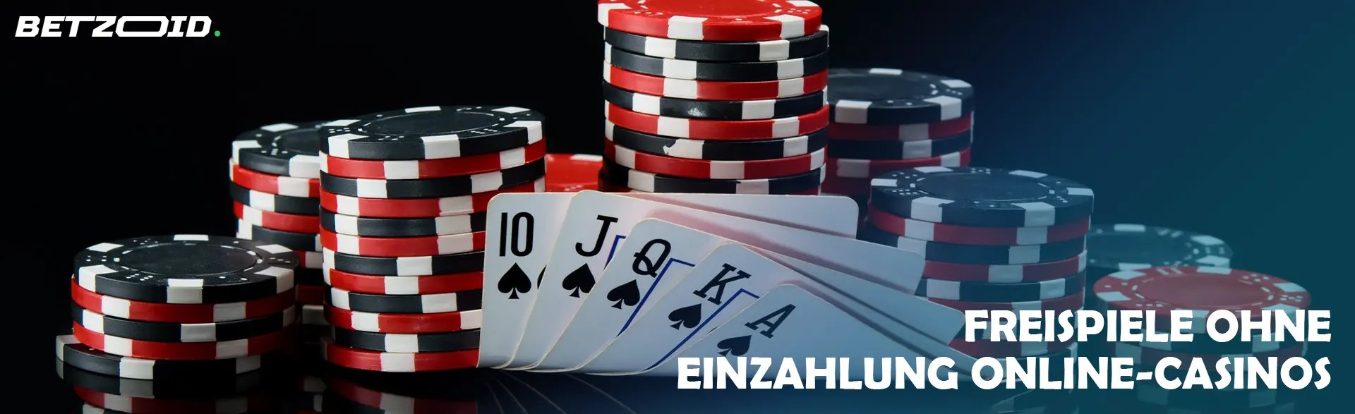 Casinokarten und Chips auf dunklem Hintergrund.