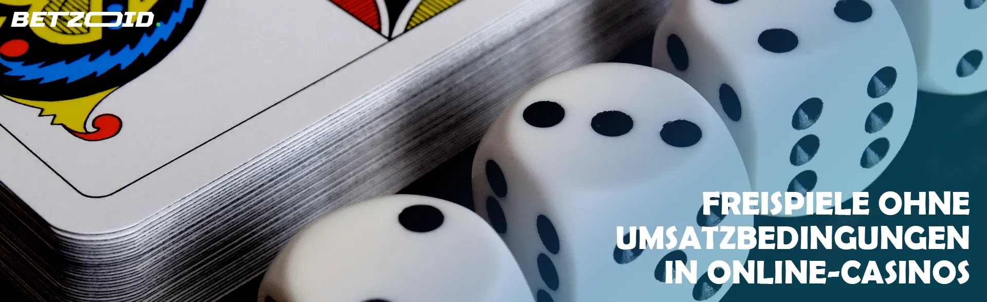 Würfel neben einem Kartenspiel.