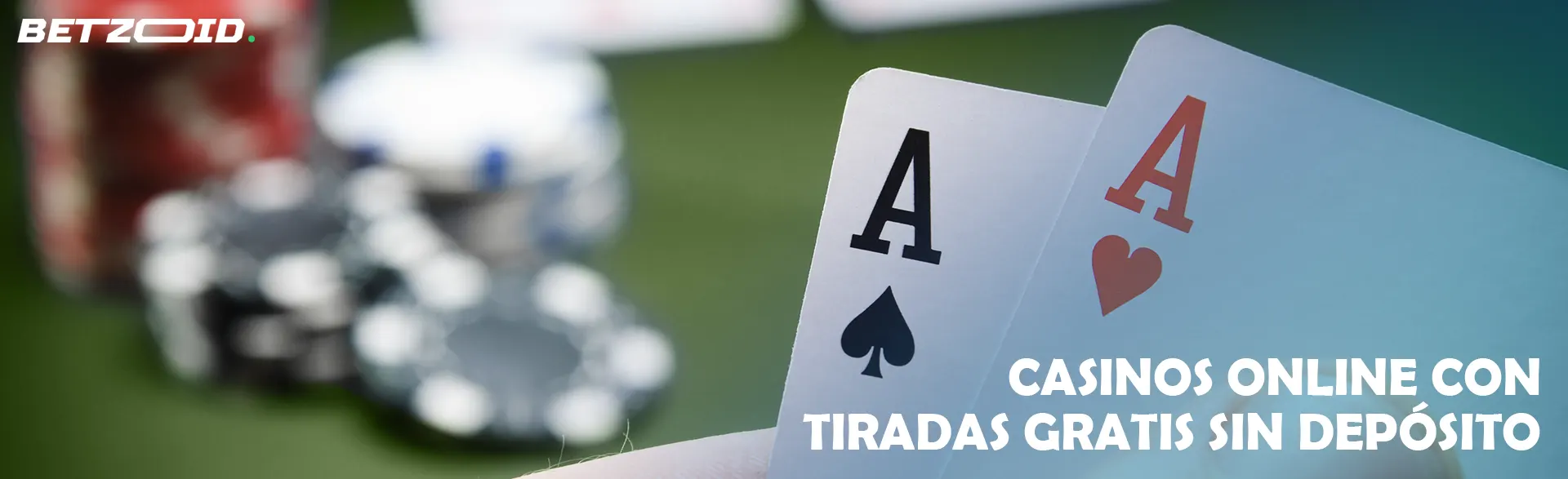 Dos cartas sobre un fondo de fichas de casino.
