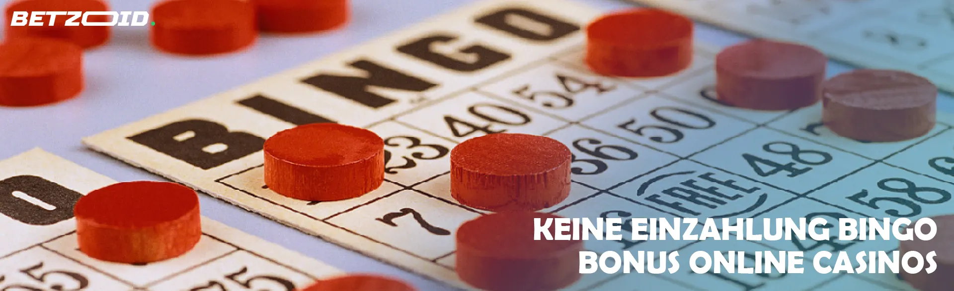 Bingokarten mit roten Chips darauf.