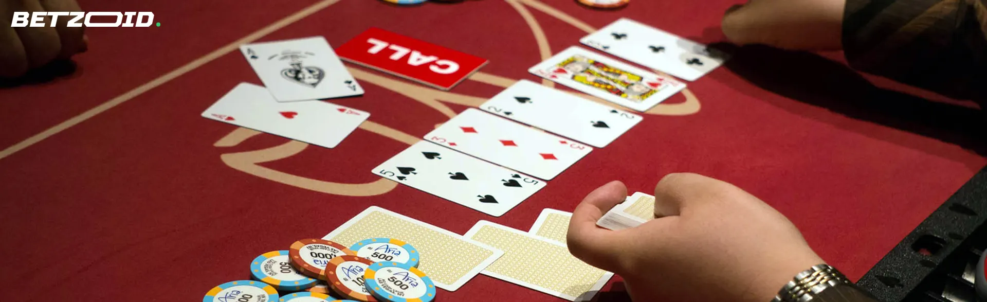 Ein Spieler legt Karten auf einem Casinotisch aus.