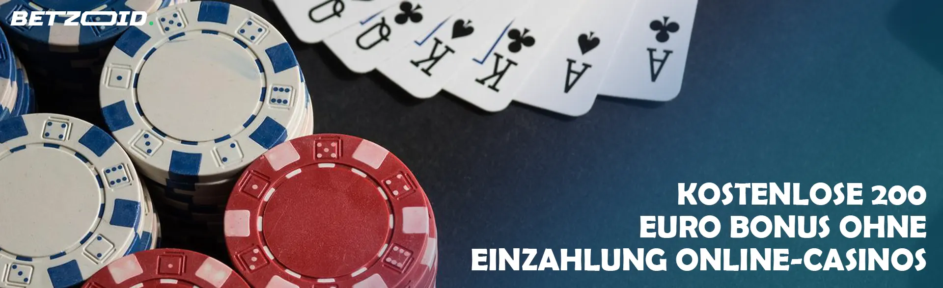 Karten neben Casino-Chips.