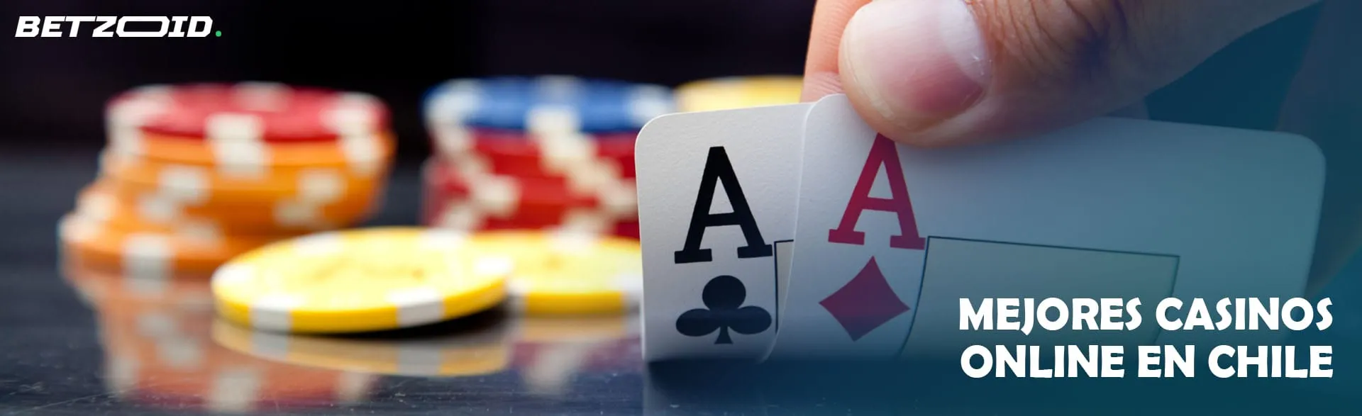 Un jugador sostiene cartas sobre un fondo de fichas de casino.