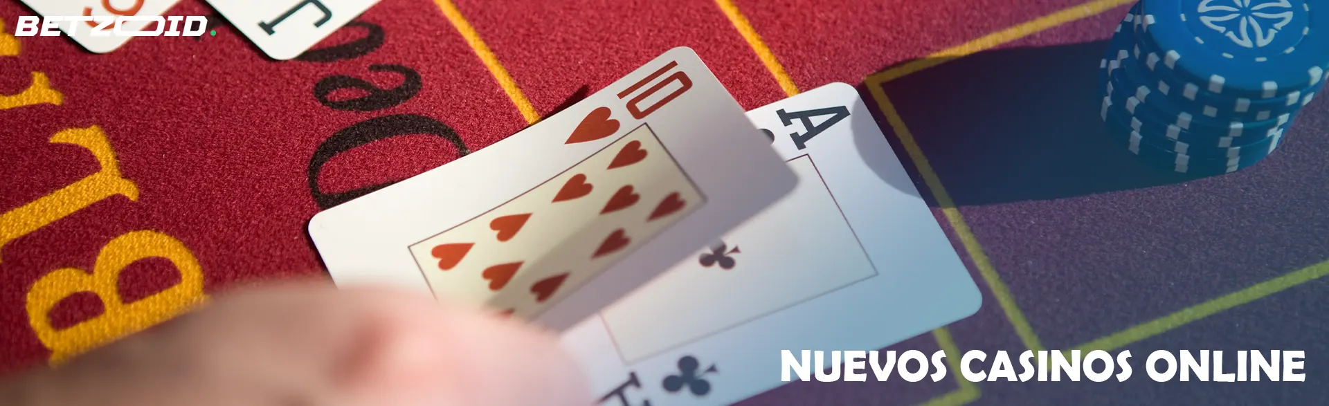 El jugador coloca cartas en la mesa del casino.