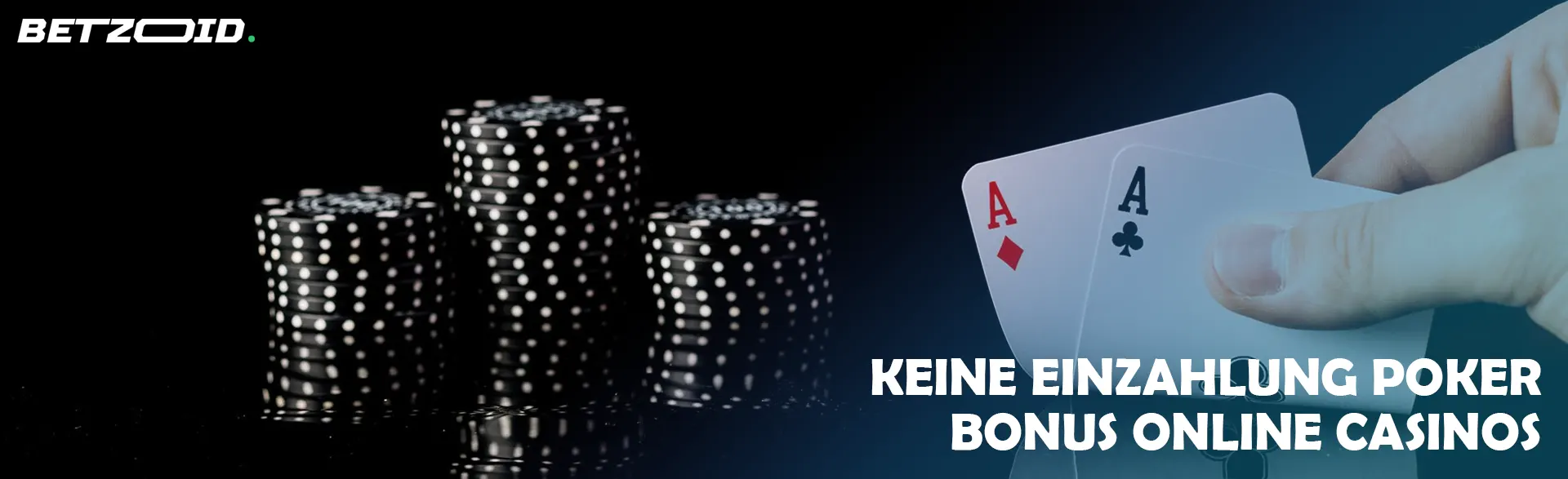 Der Spieler hält Karten neben Casino-Chips.
