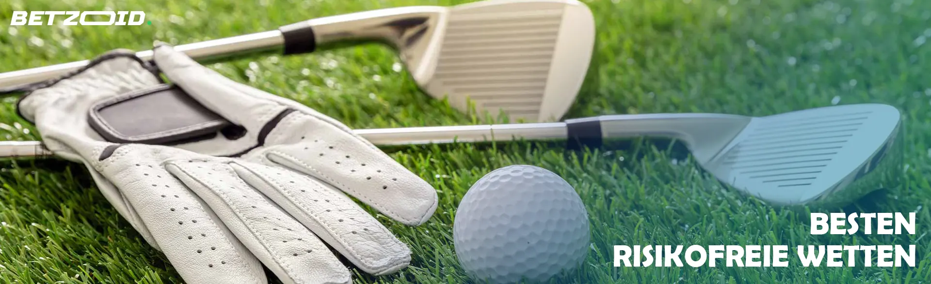 Golfausrüstung liegt auf dem Rasen.