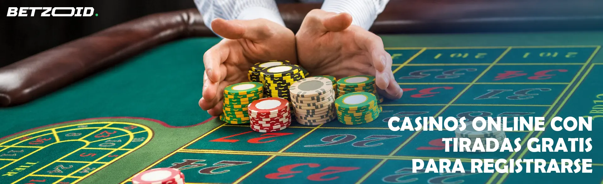 Un jugador sostiene una pila de fichas en una mesa de casino.