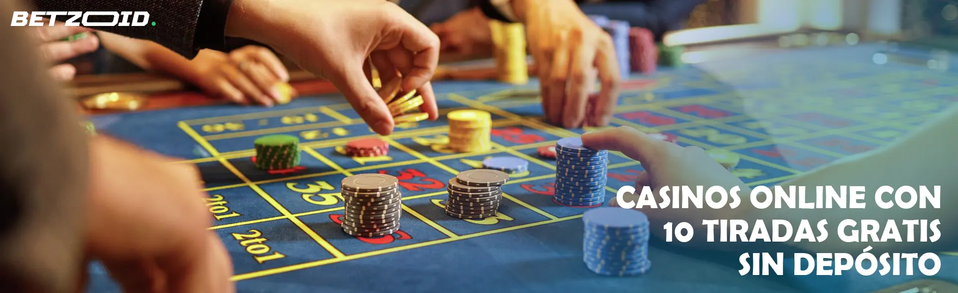 Los jugadores realizan apuestas con fichas de casino.