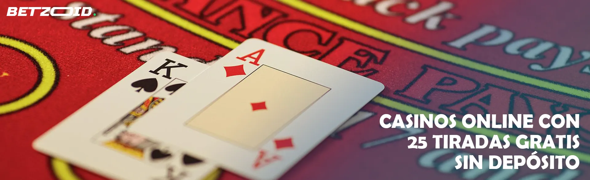Hay dos cartas sobre la mesa del casino.