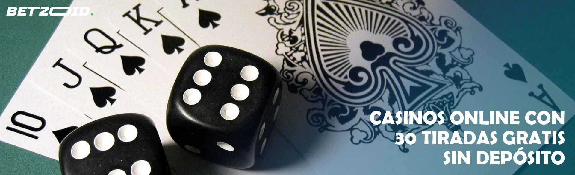 Los dados están sobre las cartas de juego.