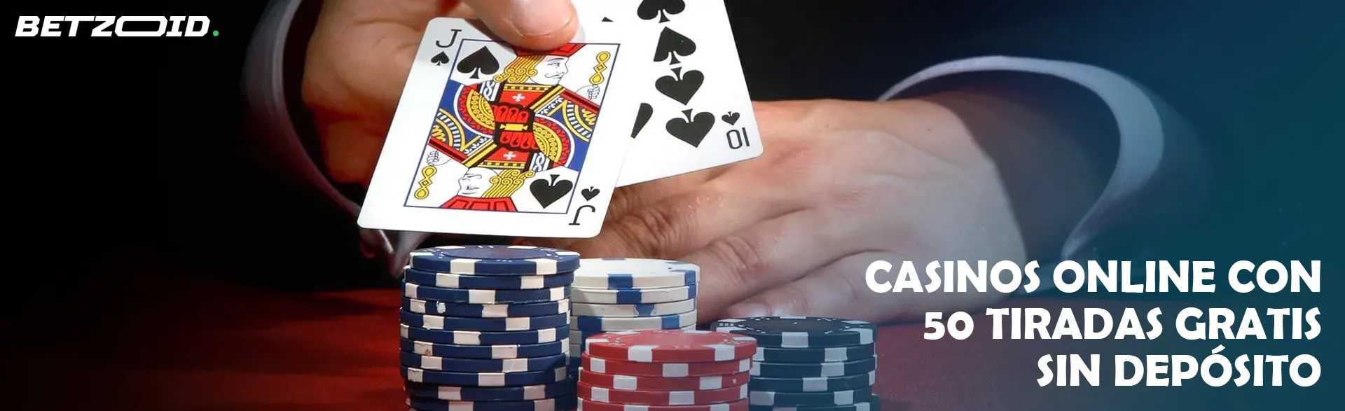El jugador sostiene cartas junto a las fichas del casino.