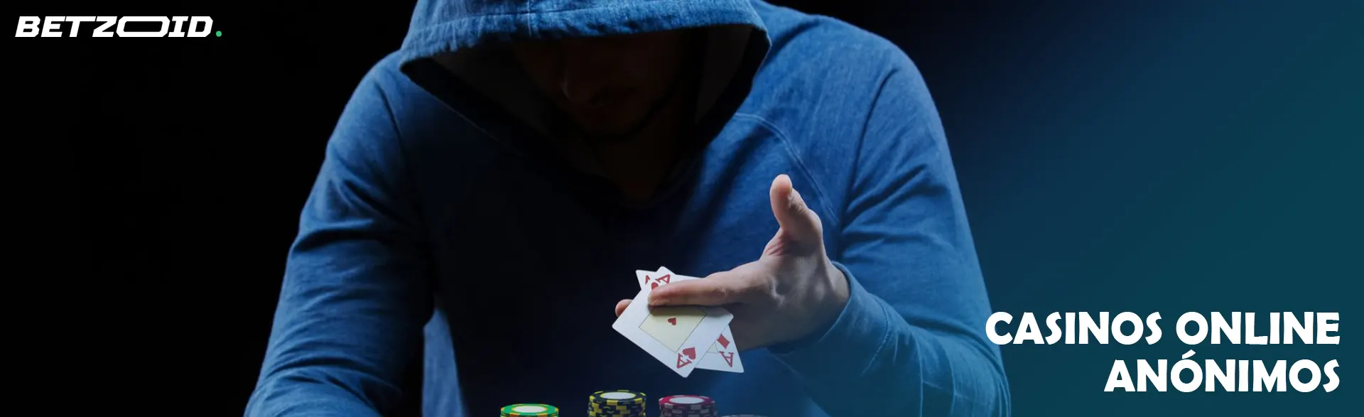 Un jugador con capucha sostiene cartas.