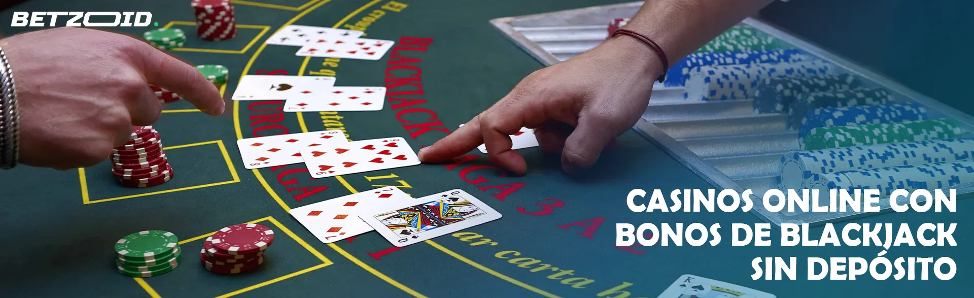 El jugador señala las cartas que se encuentran sobre la mesa del casino.