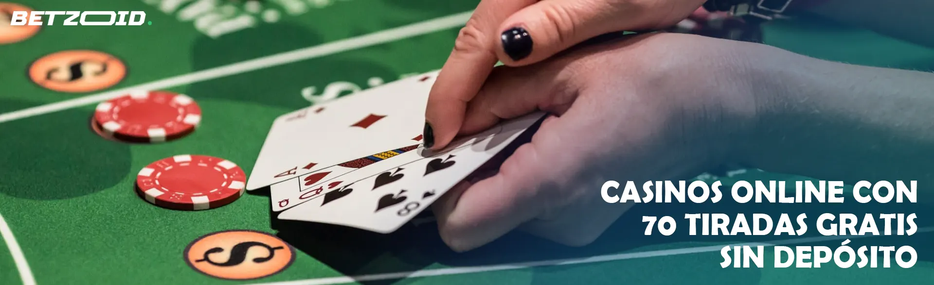 Un jugador sostiene cartas en una mesa de casino.