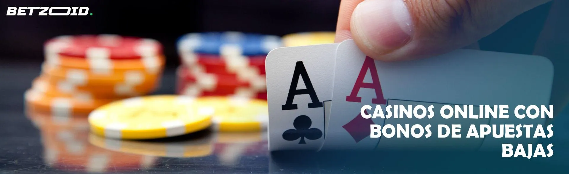Un jugador sostiene cartas sobre un fondo de fichas de casino.