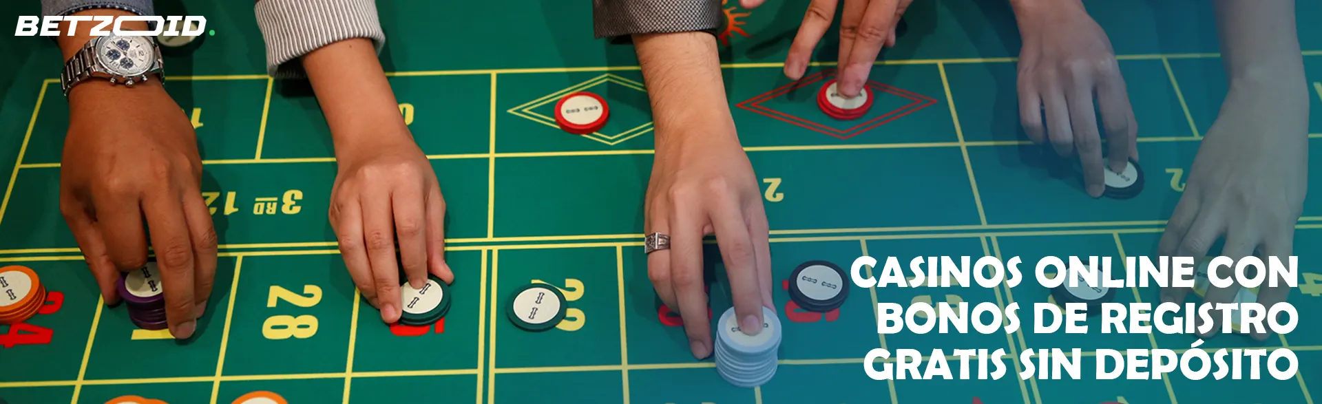 Los jugadores realizan apuestas con fichas de casino.