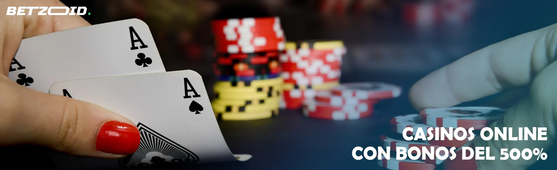 Un jugador sostiene cartas sobre un fondo de fichas de casino.
