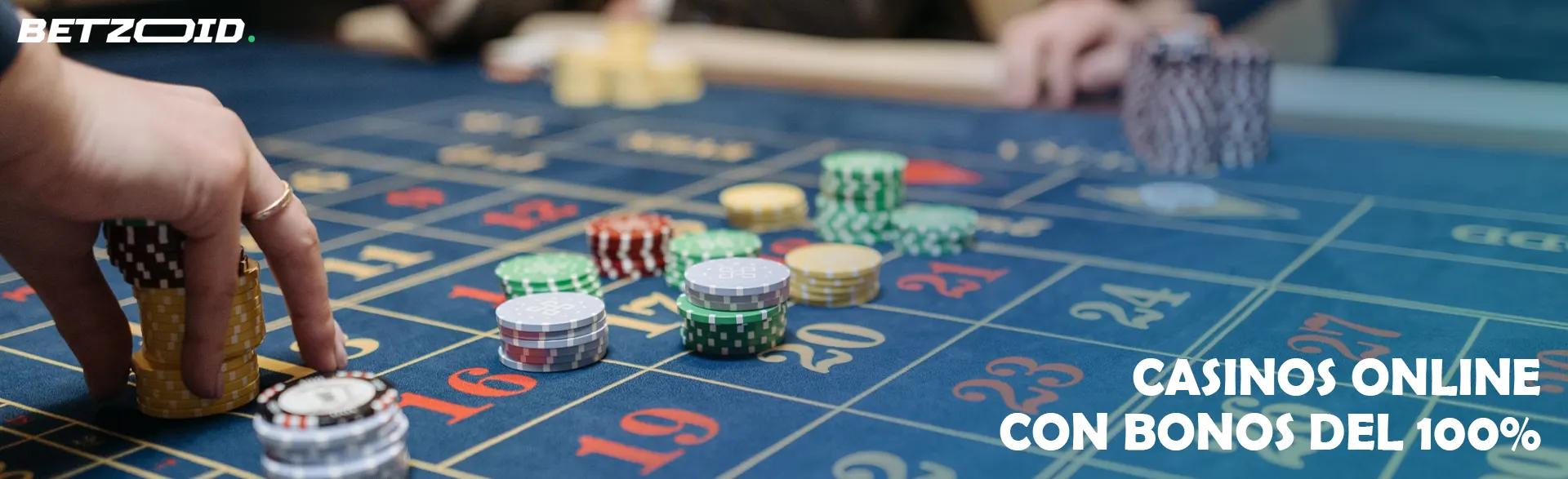 Un jugador coloca fichas en una mesa de casino.