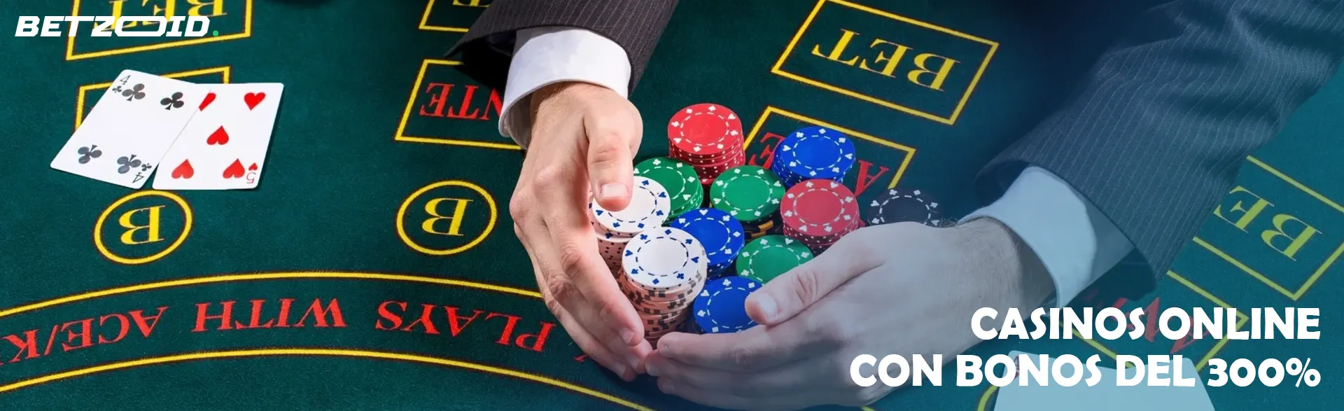 Un jugador sostiene fichas en una mesa de casino.