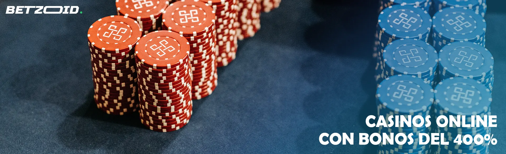Sobre una mesa de casino hay pilas de fichas.