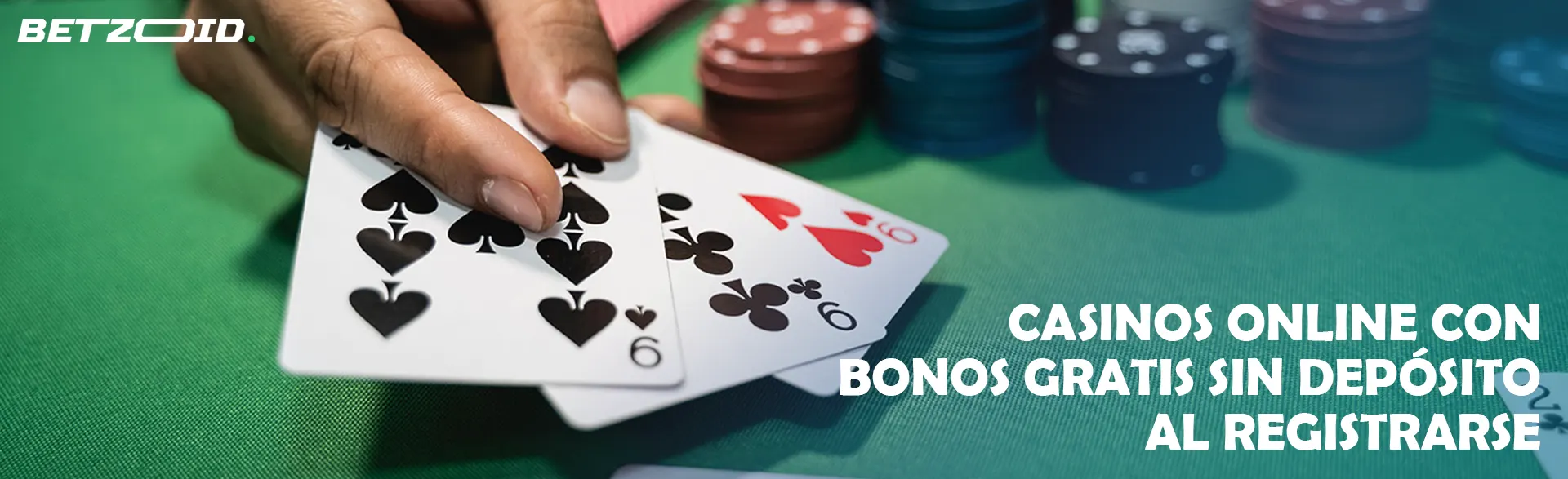 El jugador sostiene cartas junto a las fichas del casino.
