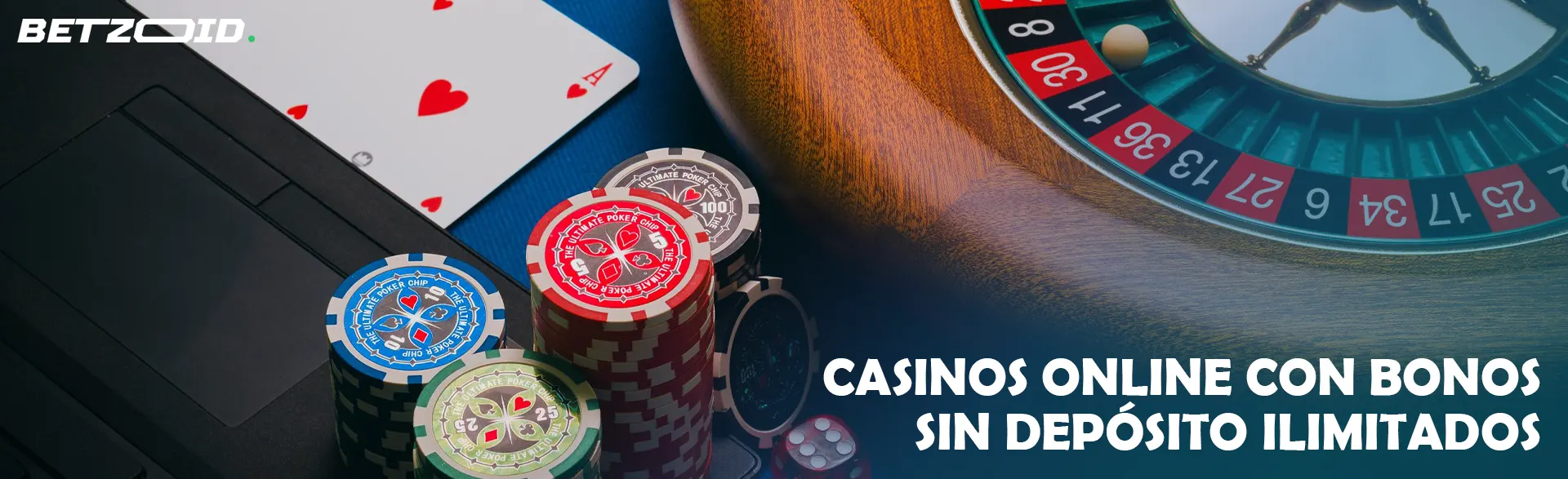 Rueda de ruleta y cartas junto a fichas de casino en una computadora portátil.