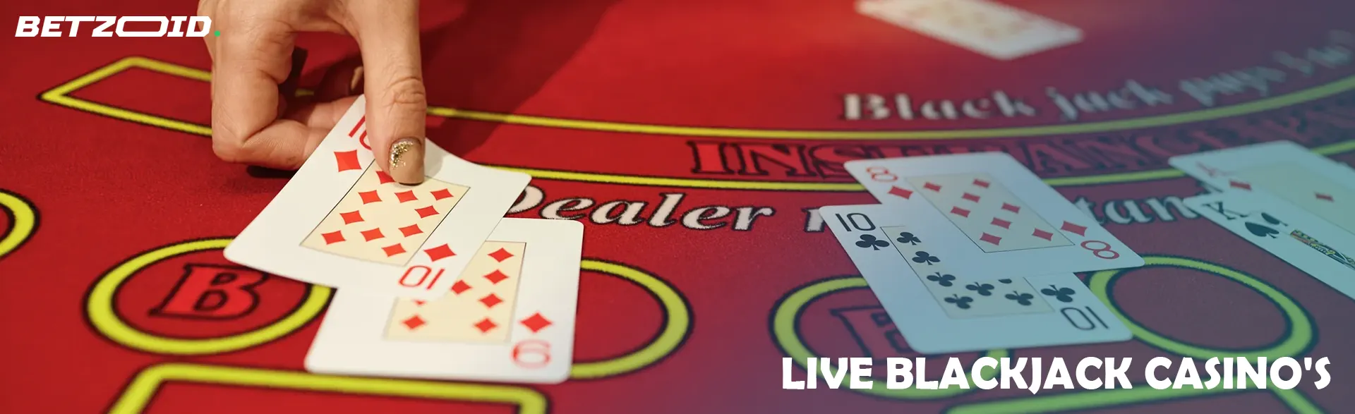 De speler legt kaarten op de blackjacktafel.